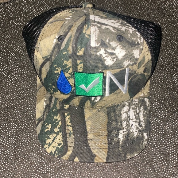 NWOT custom camo trucker hat. Plastic snap back closure - Picture 1 of 4